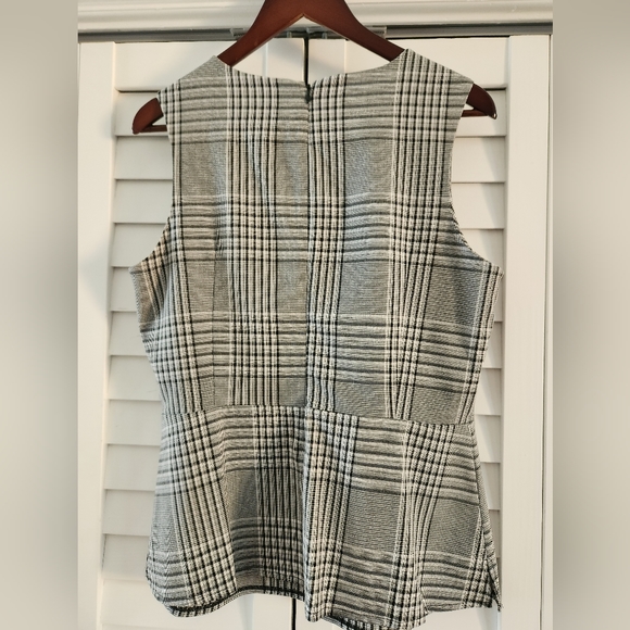 Sleeveless houndstooth top - Picture 2 of 6